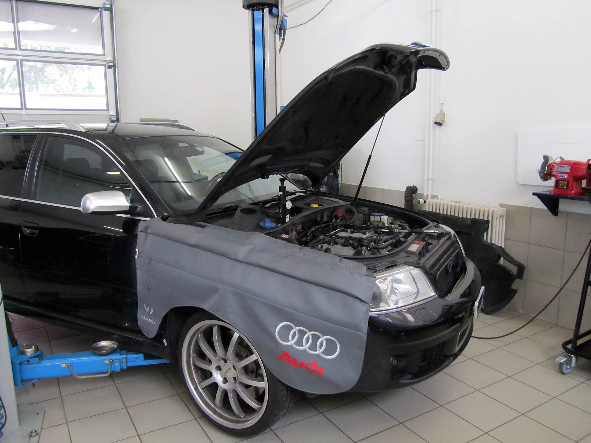Audi RS6 Avant Quattro 4.2lt V8 Bi-Turbo 330KW in mechanischer Arbeit
