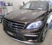 Mercedes ML 63 AMG mit elektronischer Tieferlegung